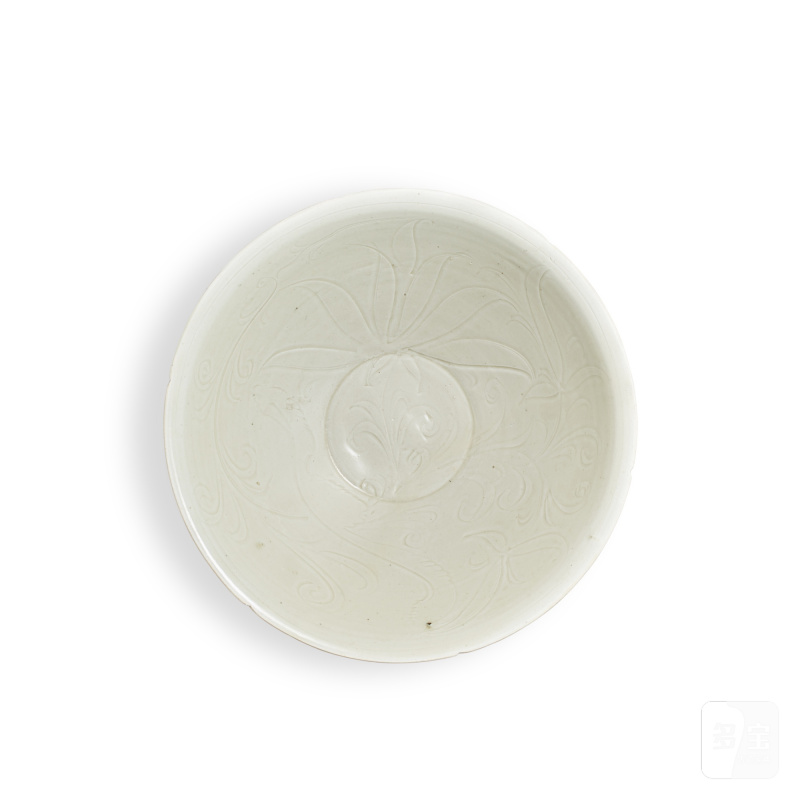 A large Dingyao white-glazed 'day lily' lobed bowl, Northern Song dynasty | 北宋 定窰白釉劃萱草紋花口盌 - 图1